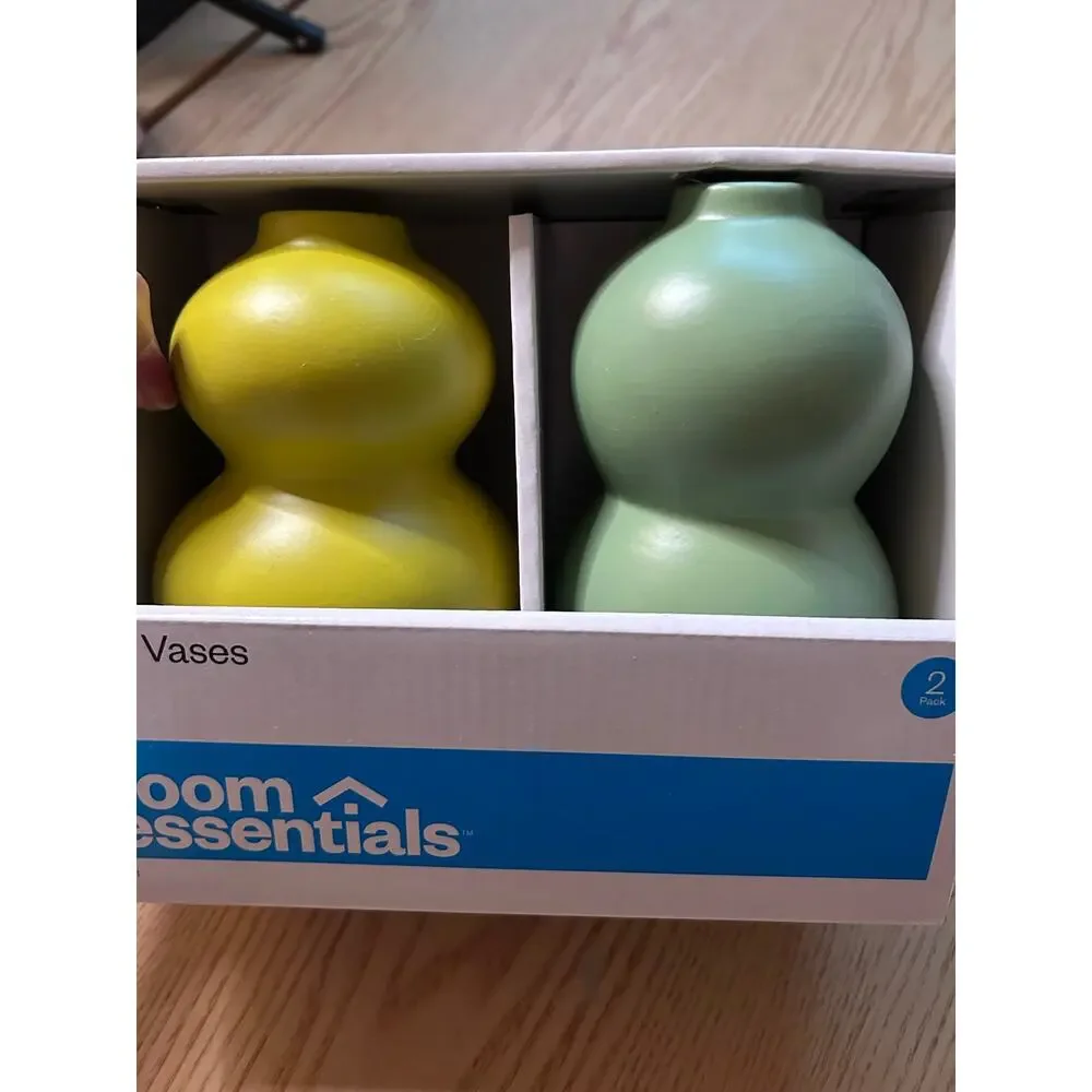 New Room Essentials 2pk Bud vases pale faded yellow and green size 5”x3.5”